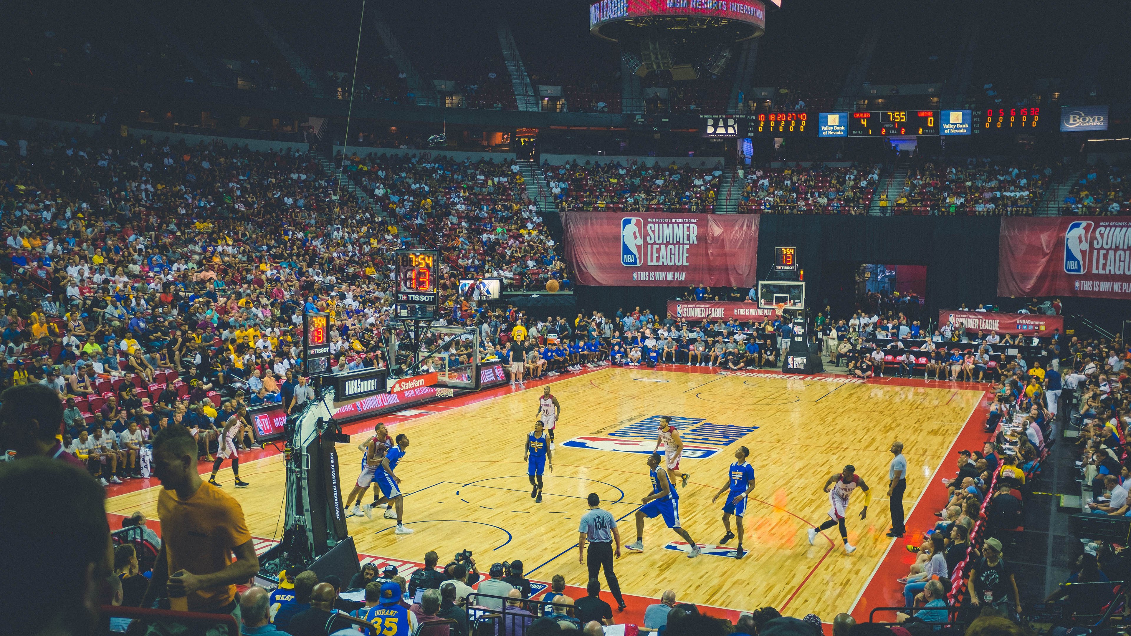 世界杯2026-霍勒迪爆发！猛龙决胜局带走灰熊，多伦多上演绝地反击